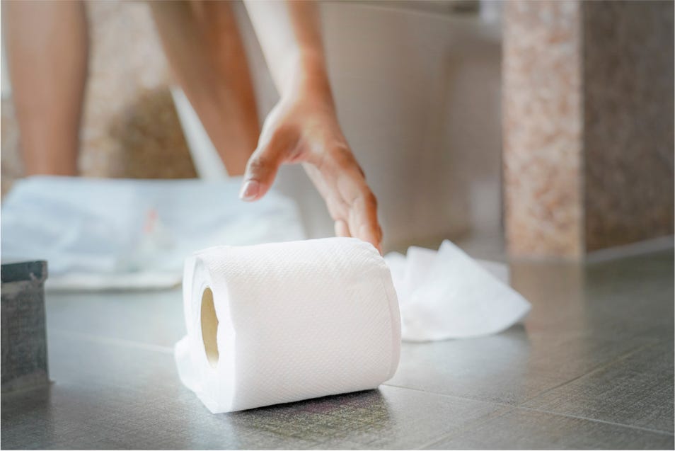 Papel higiénico en el piso