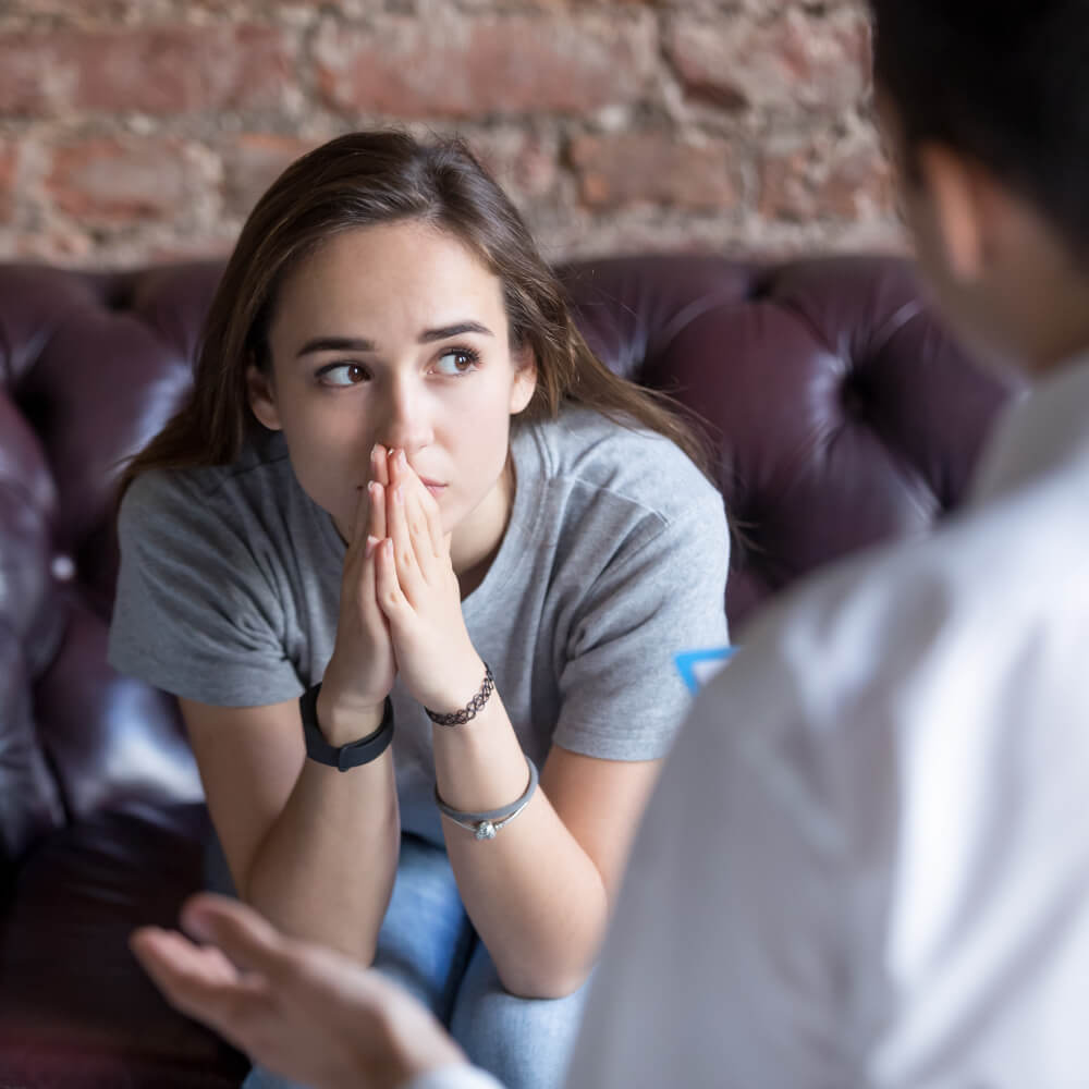 mujer preocupada por posible embarazo