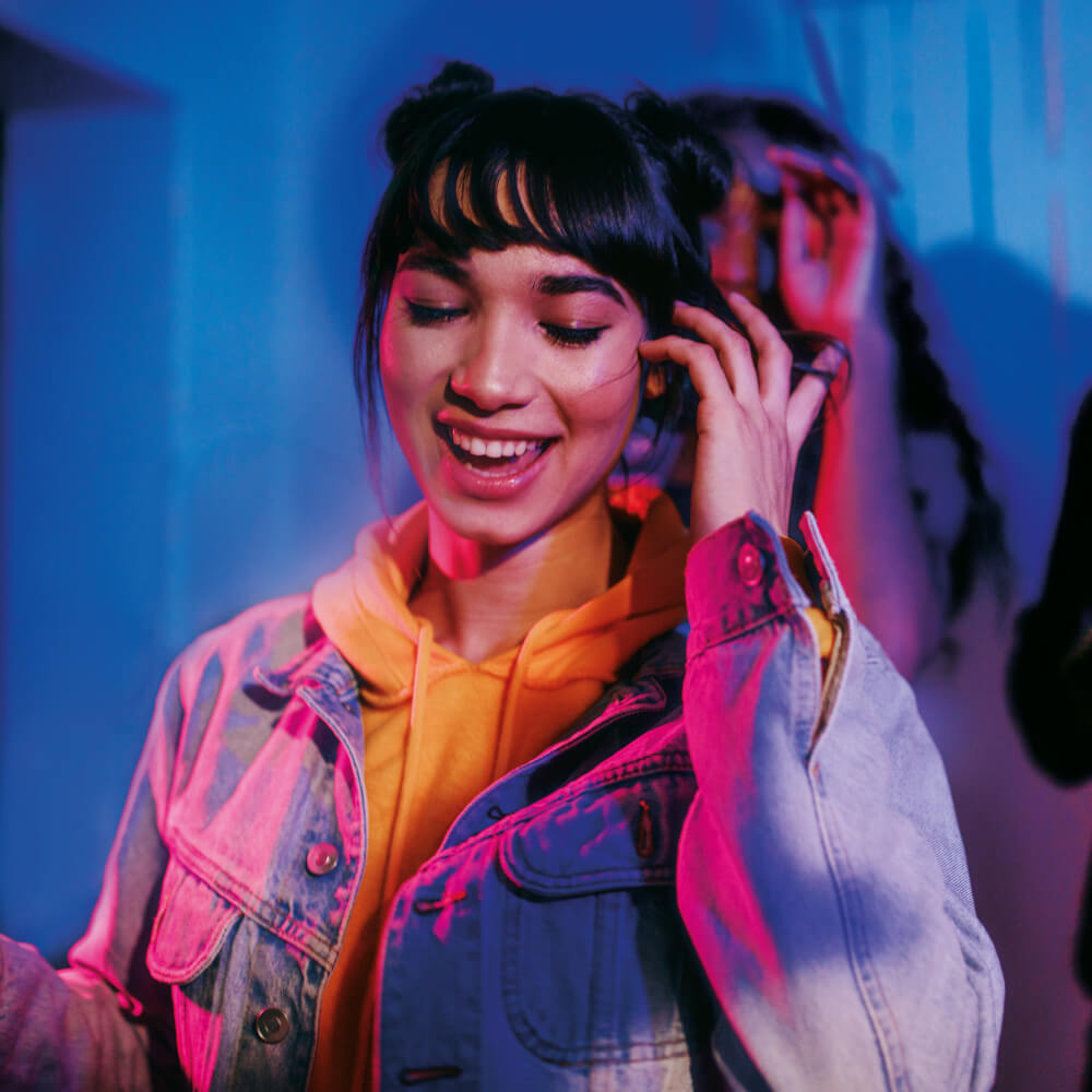 Mujer bailando y diviertiendose