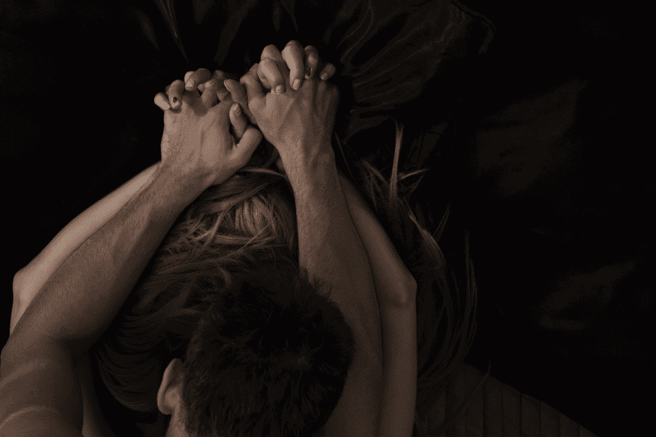 Un couple qui pimente sa vie amoureuse, au lit.