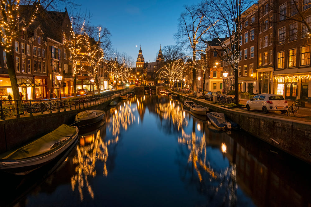 ciudad de amsterdam en la noche