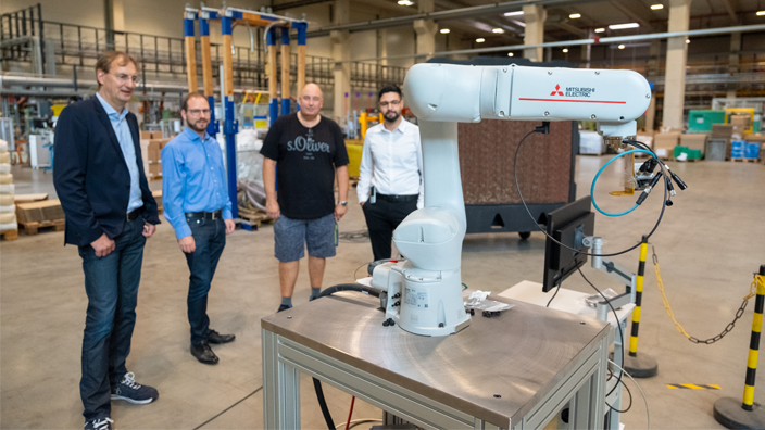 Copy of Mitsubishi Electric Roboter mit Team von Durable