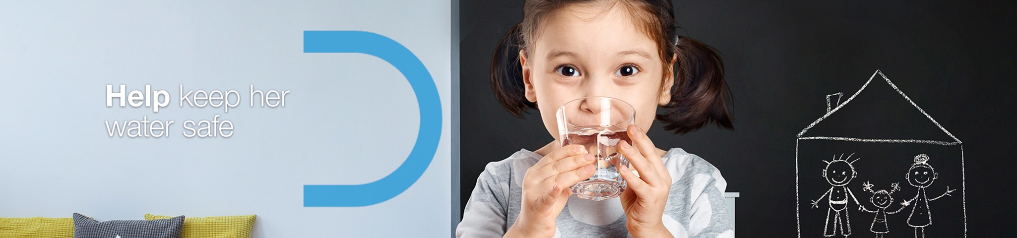 Ein Kind trinkt ein Glas Wasser