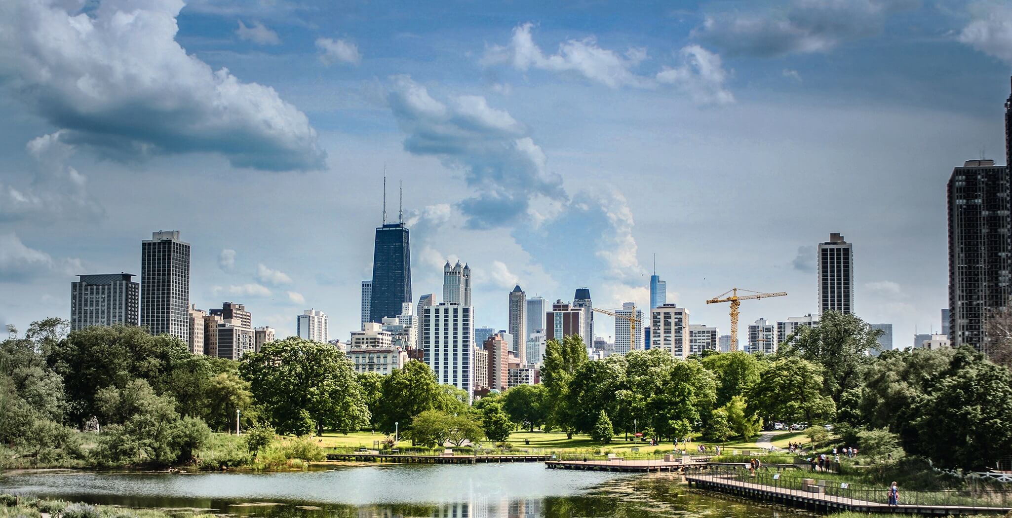 Skyline von Wolkenkratzern mit einem vorgelagerten Park