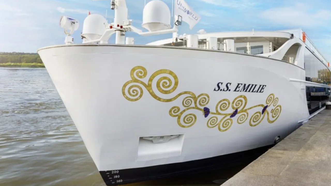 Um navio branco decorado com letras azuis fortes e padrões dourados em espiral