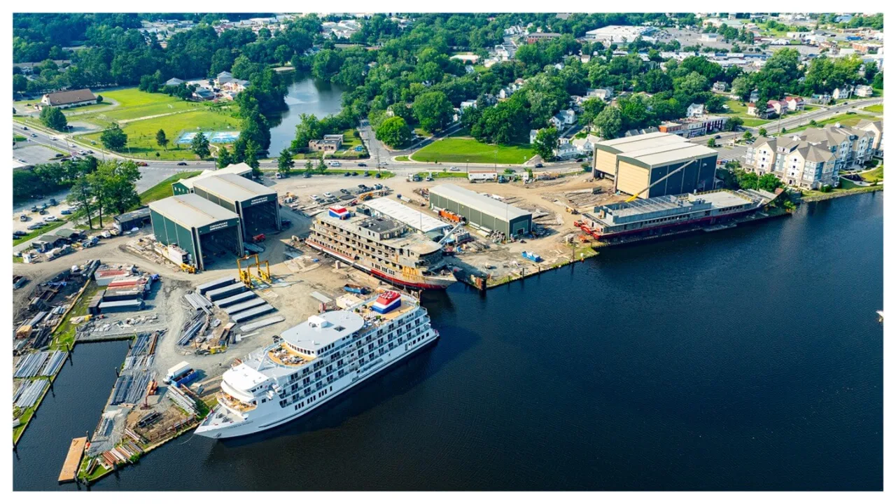 vista aérea de um estaleiro com vários pequenos navios de cruzeiro em construção