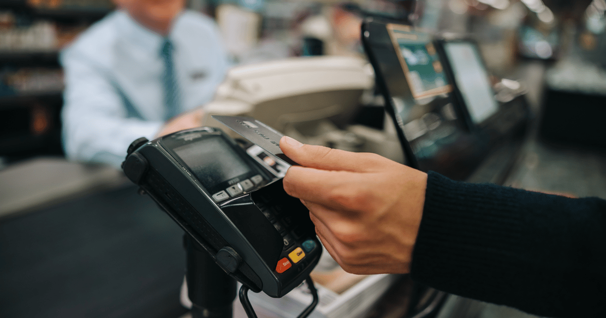 More shoppers using savings, credit cards to buy groceries: report