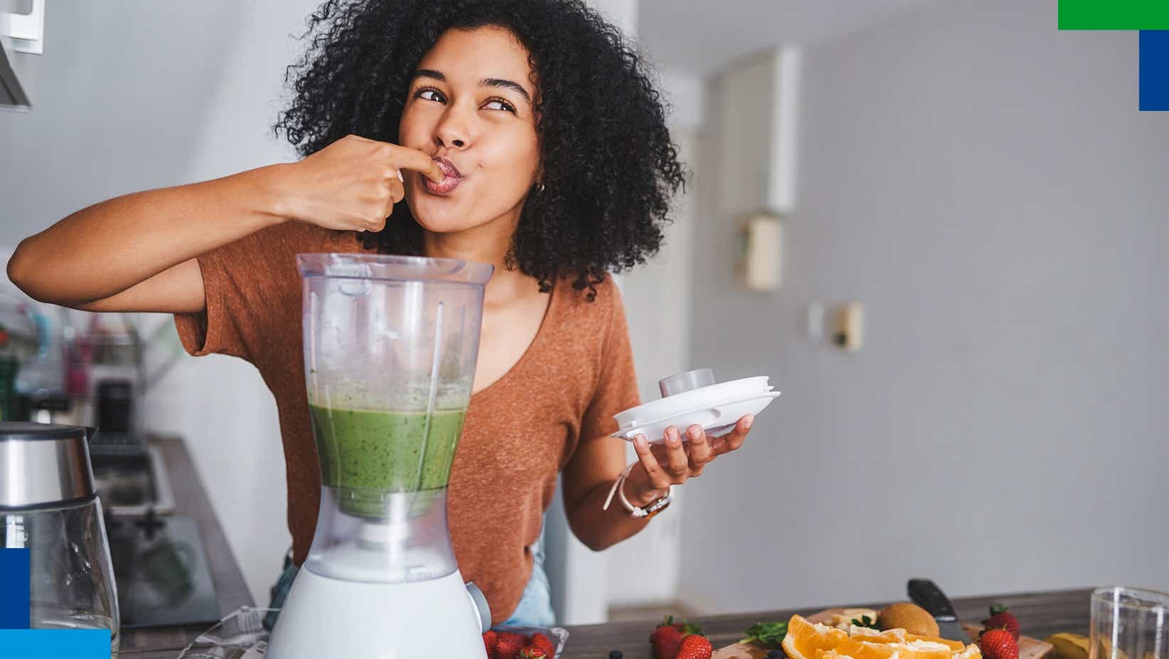 A woman making a smoothie and eating healthy to help her psoriasis