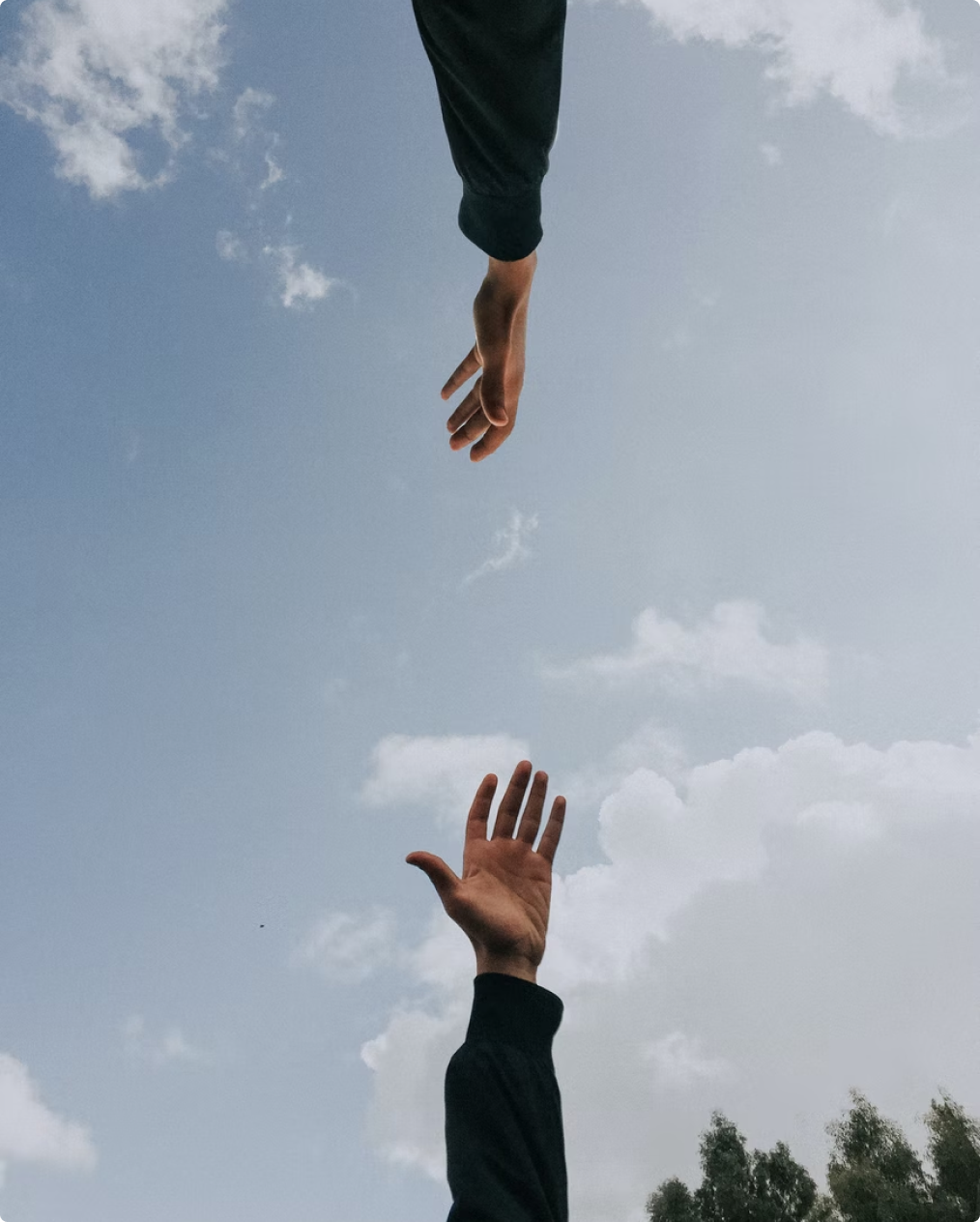 Händer som försöker nå varandra