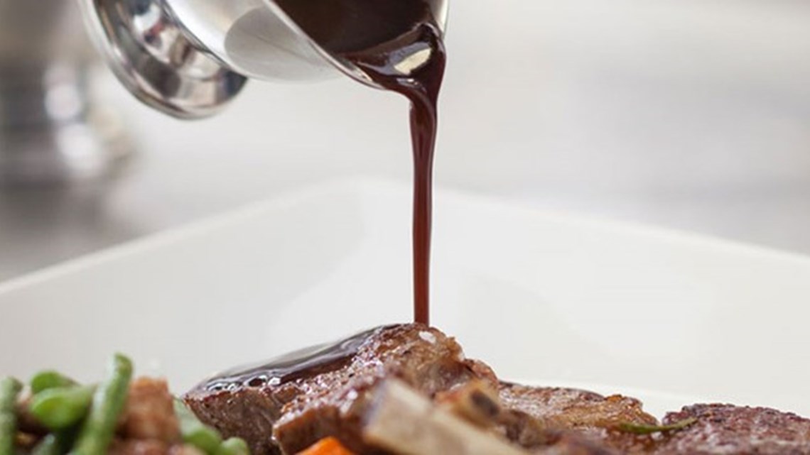 صلصة تُسكب على طبق من اللحم والخضروات