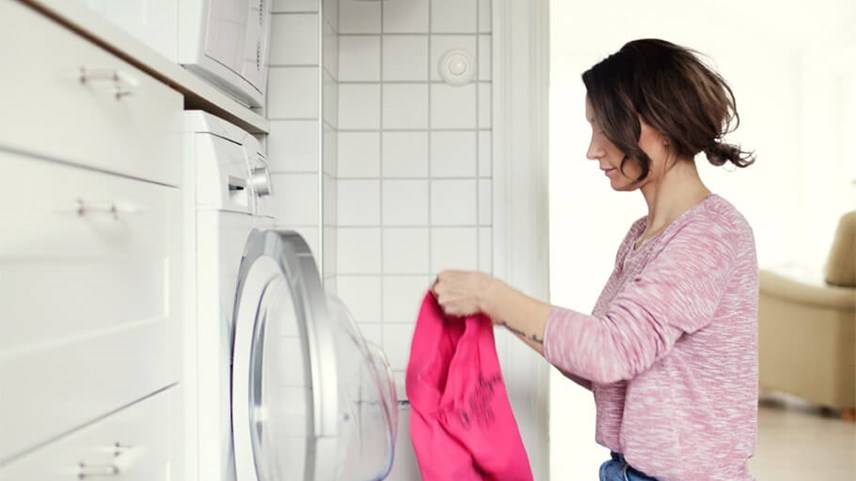 Cómo eliminar manchas de café de las camisas