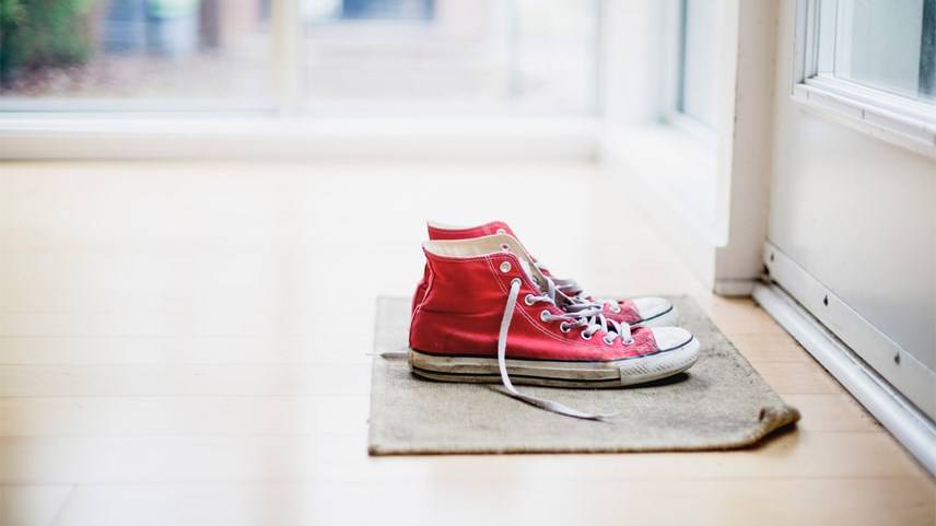 Manchas de ketchup en los zapatos