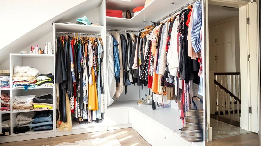 Cómo eliminar manchas de maquillaje de la ropa