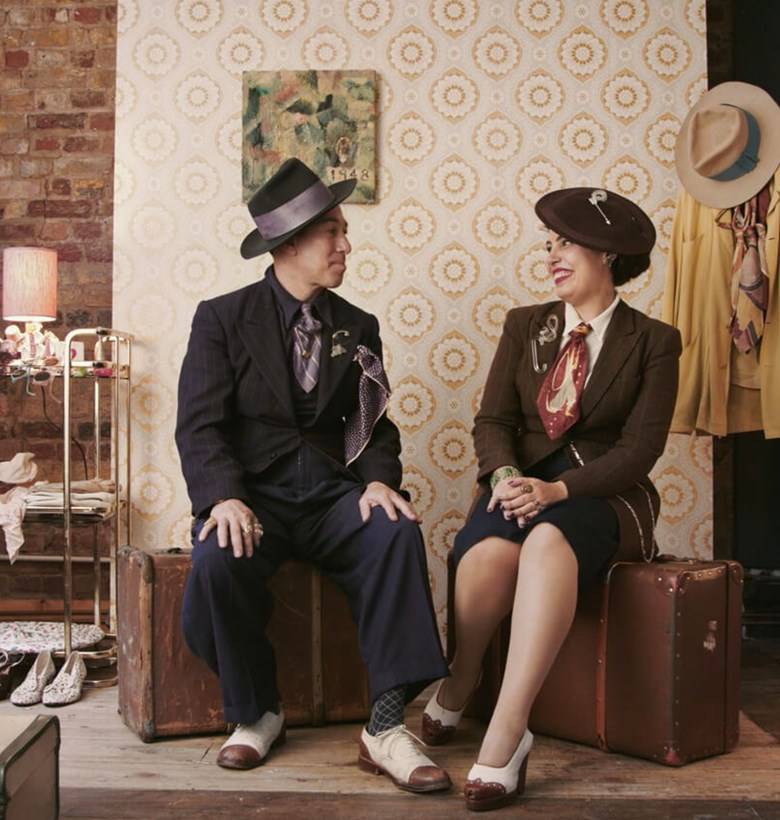 Mann og kvinne i en historisk setting