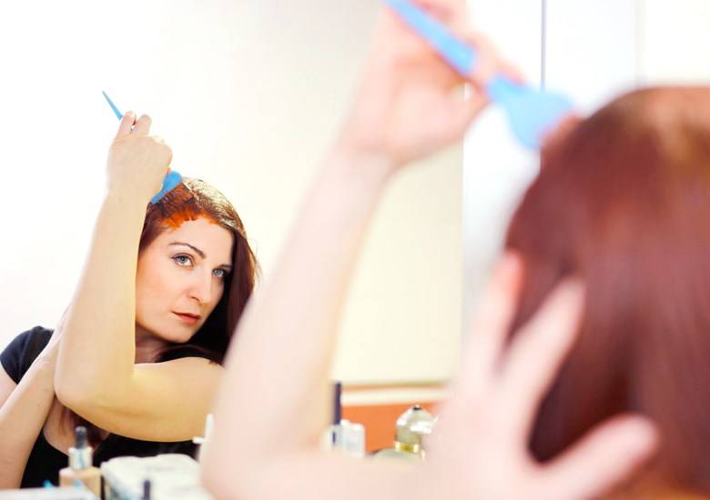 Cómo quitar manchas de tinte del pelo en la ropa