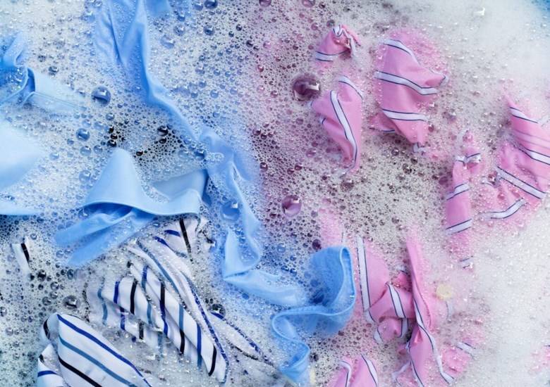 Laver un vêtement à la main : guide complet 