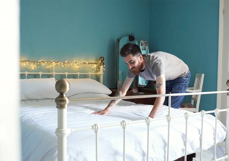 Cómo eliminar manchas de fundas de almohada y sábanas