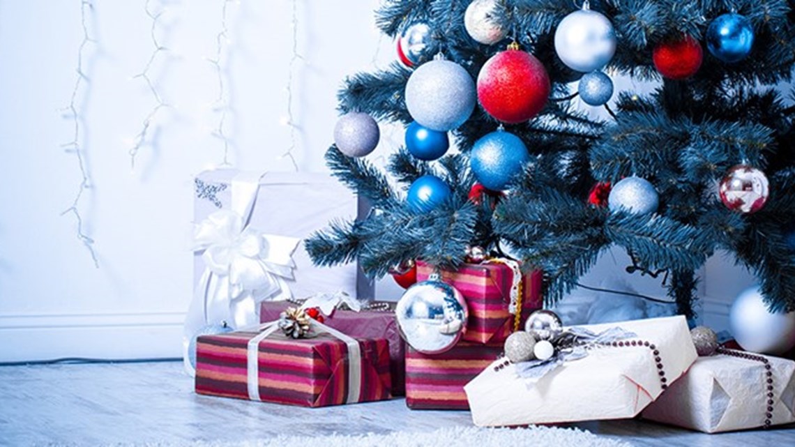 شجرة عيد الميلاد المزينة مع هدايا مغلفة تحتها