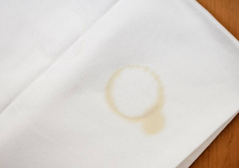 วิธีขจัดคราบชาออกจากเสื้อผ้า