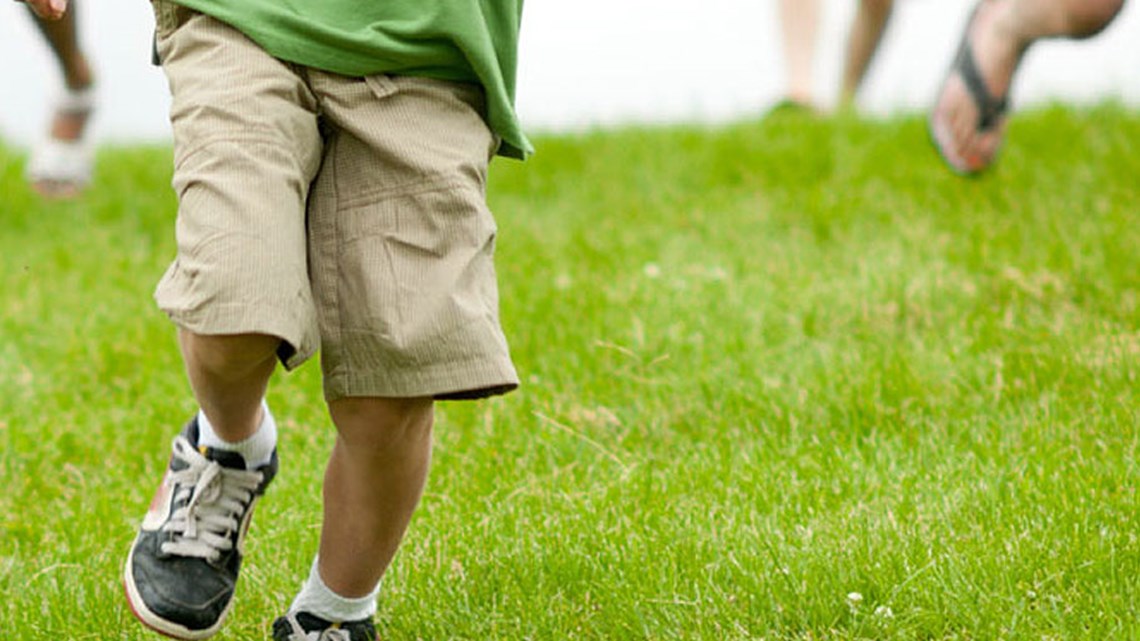 شخص يركض على العشب وهو يرتدي حذاء رياضي