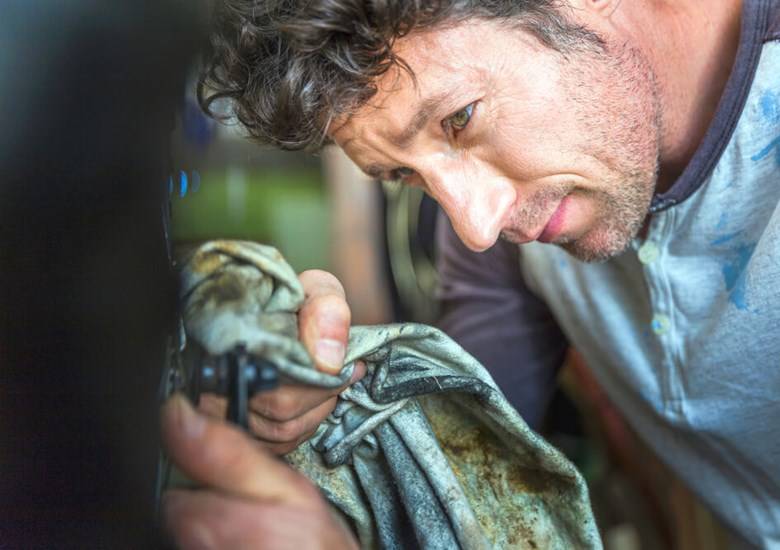 Comment enlever les taches de graisse de moteur 