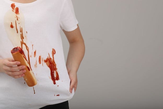 كيفية إزالة بقع صلصة الطماطم