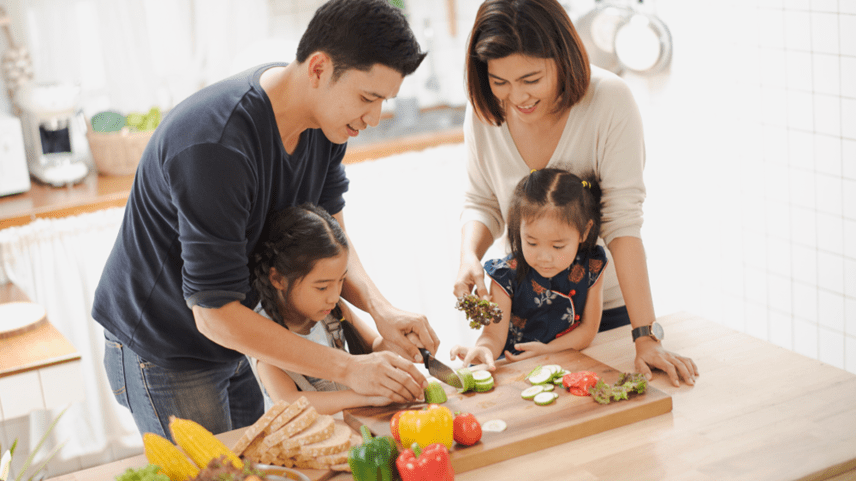 3. แจกเสื้อผ้าให้เพื่อน และครอบครัว