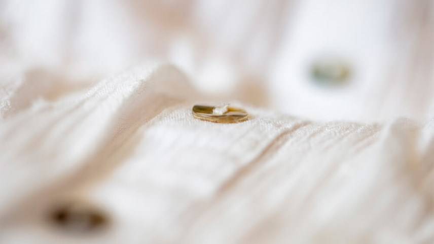 2. ซ่อมแซมรอยขาด กระดุม และรู