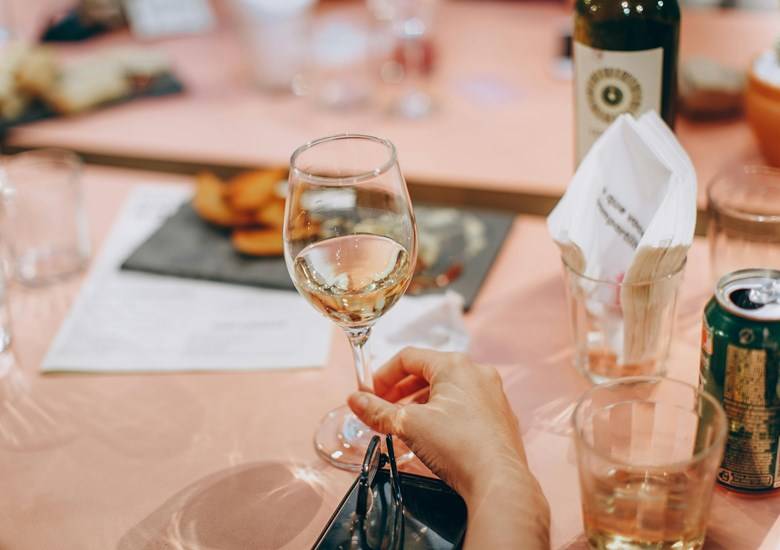 Cómo quitar manchas de vino tinto