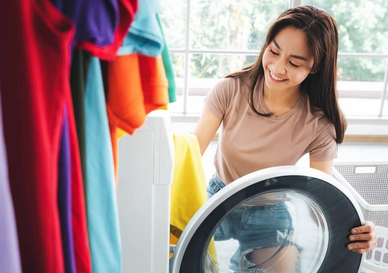 จะป้องกันไม่ให้เสื้อผ้าซีดจางได้อย่างไร?