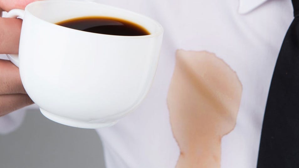 فنجان قهوة وبقعة قهوة على القميص