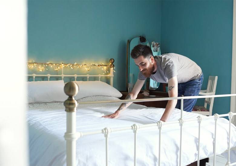 Så tar du bort fläckar från örngott och lakan