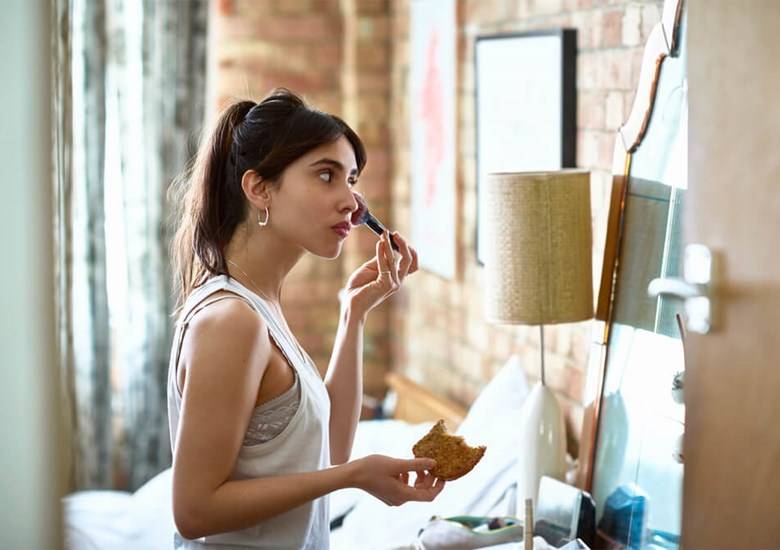 Så tar du bort sminkfläckar