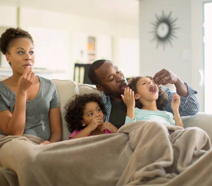 Familie som ser på TV