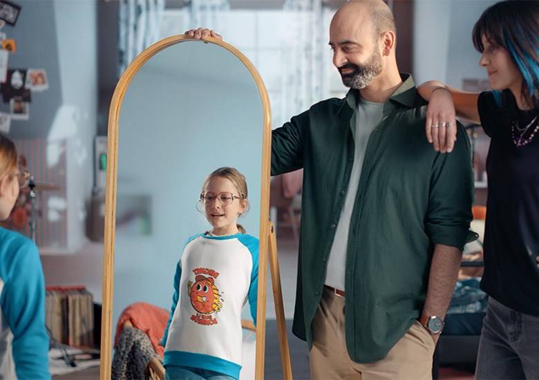 Publicité Vanish avec la transmission de vêtements de soeur en soeur