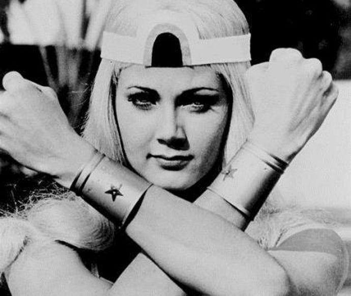 512px-Wonder_Woman_Lynda_Carter-(1).jpg