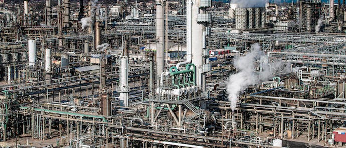 photo of an oil refinery