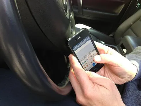 Texting_while_Driving_(March_28_2013).jpg