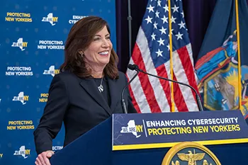 New York Valisi Kathy Hochul siber güvenlik planını açıklayan etkinlikte konuşuyor