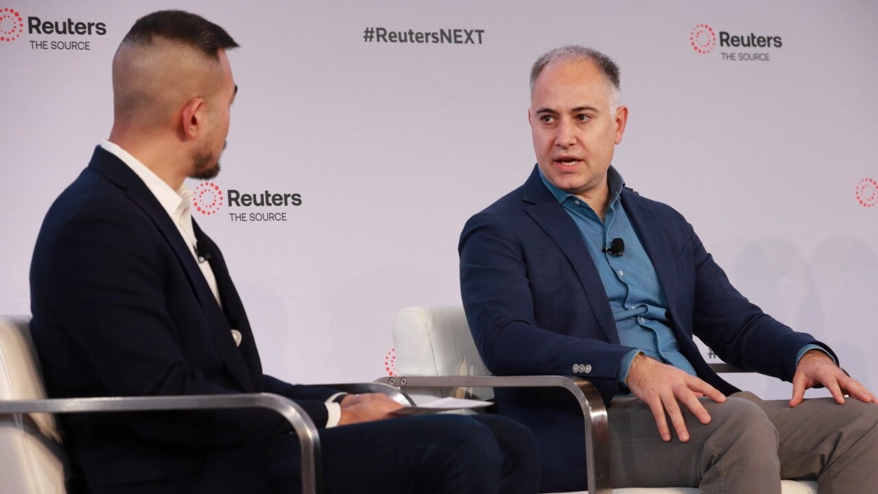 ديفيد وونج ونيكولو ديركول في رويترز التالي