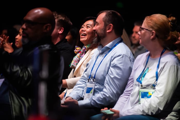 يضحك الحاضرون في المؤتمر ويصفقون أثناء وقوف أحد الفنانين على المسرح. يضحك الحاضرون في المؤتمر ويصفقون أثناء وقوف أحد الفنانين على المسرح.