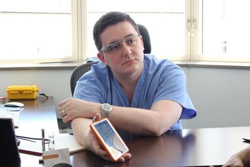 Dr. Bill Metaxas is an early adopter of the Google Glass version of EHR drchrono. (Image: drchrono)