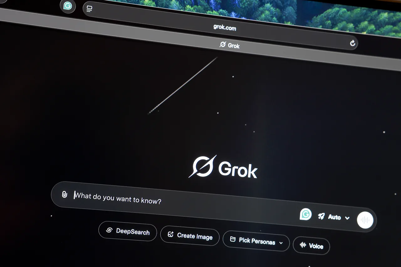 Grok ロゴが描かれたラップトップの画像
