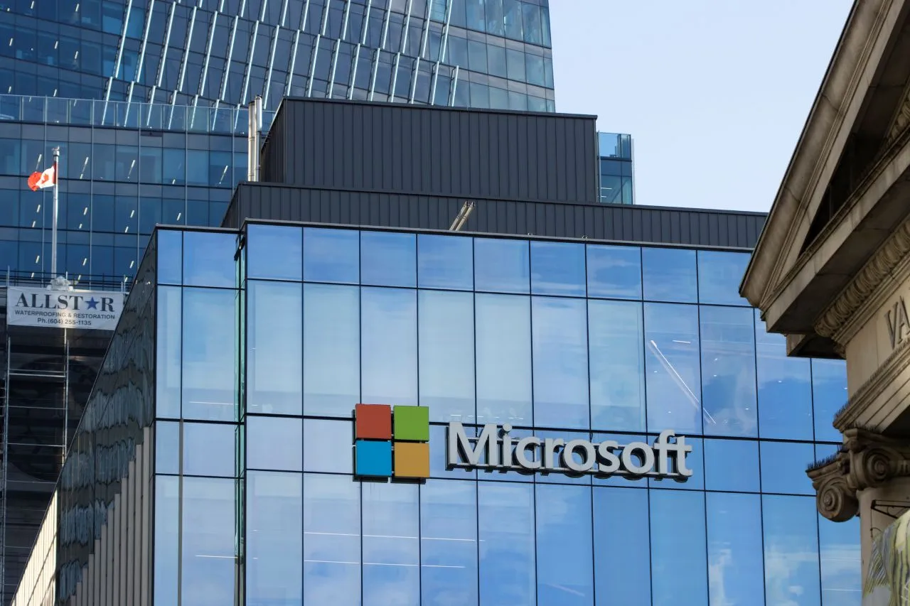 ビルに設置された Microsoft のサイン