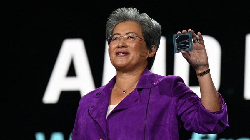 AMD CEO Lisa Su showing off the MI300 chip