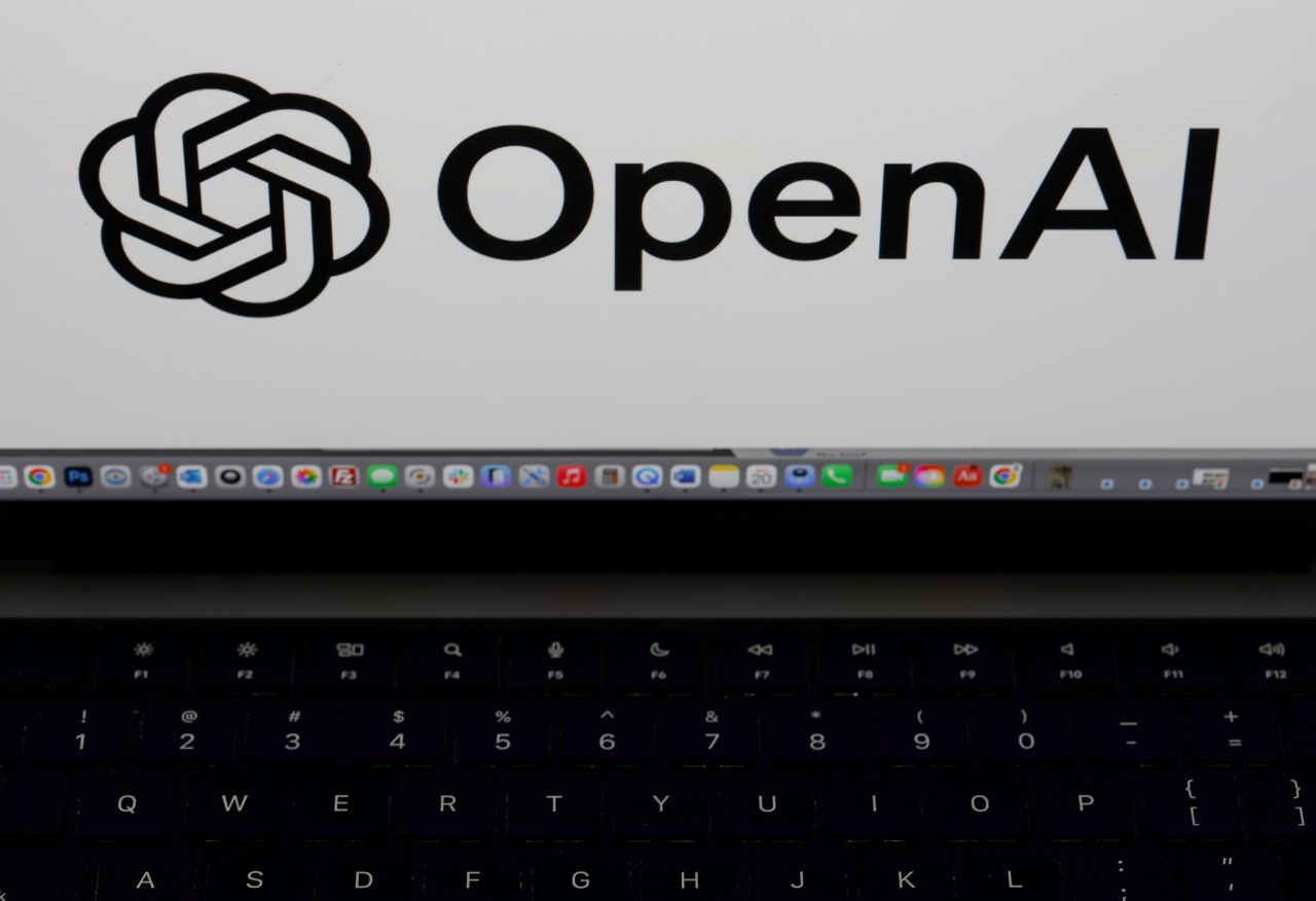 OpenAI ロゴが描かれたラップトップの写真