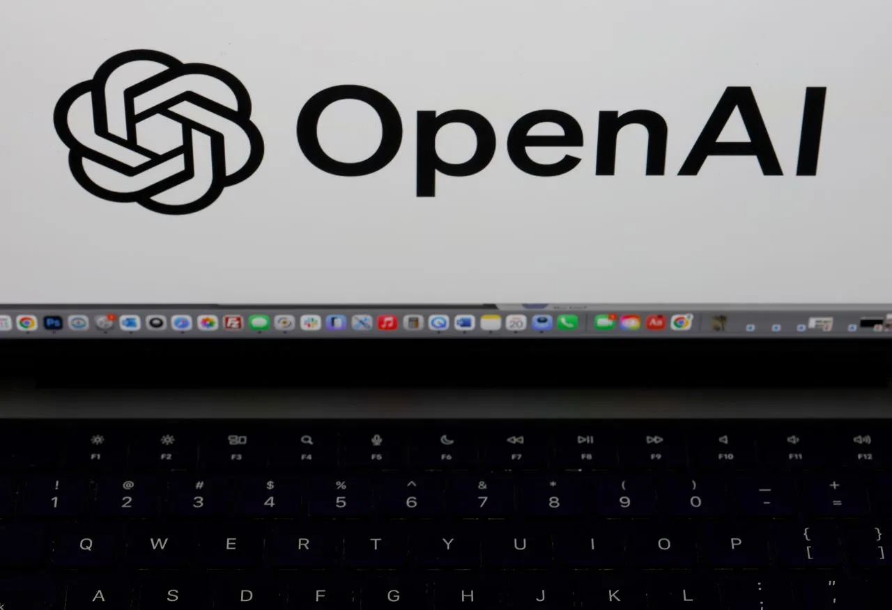 OpenAI ロゴが描かれたラップトップの写真