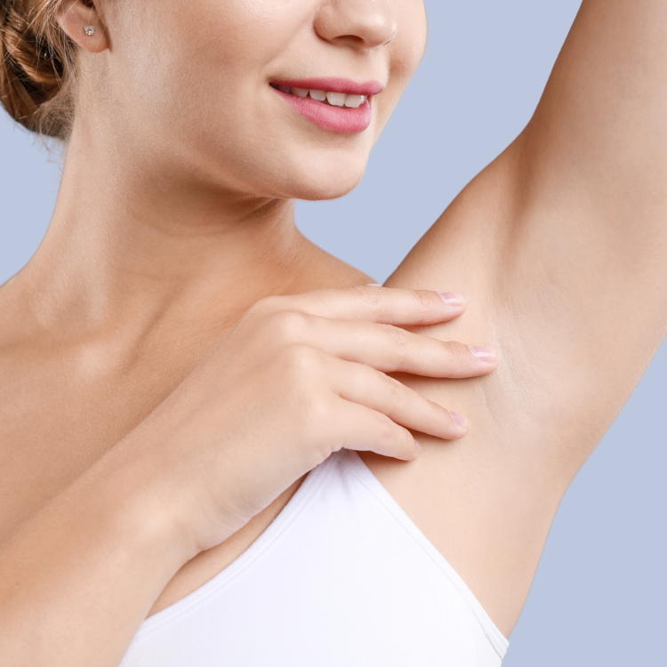 Une femme avec le bras levé au-dessus de sa tête et le texte « Aisselles » par-dessus l’image.