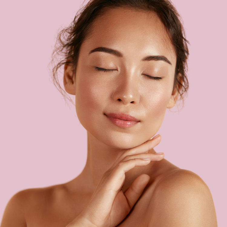 Le visage d’une femme en gros plan et le texte « VISAGE » par-dessus l’image.