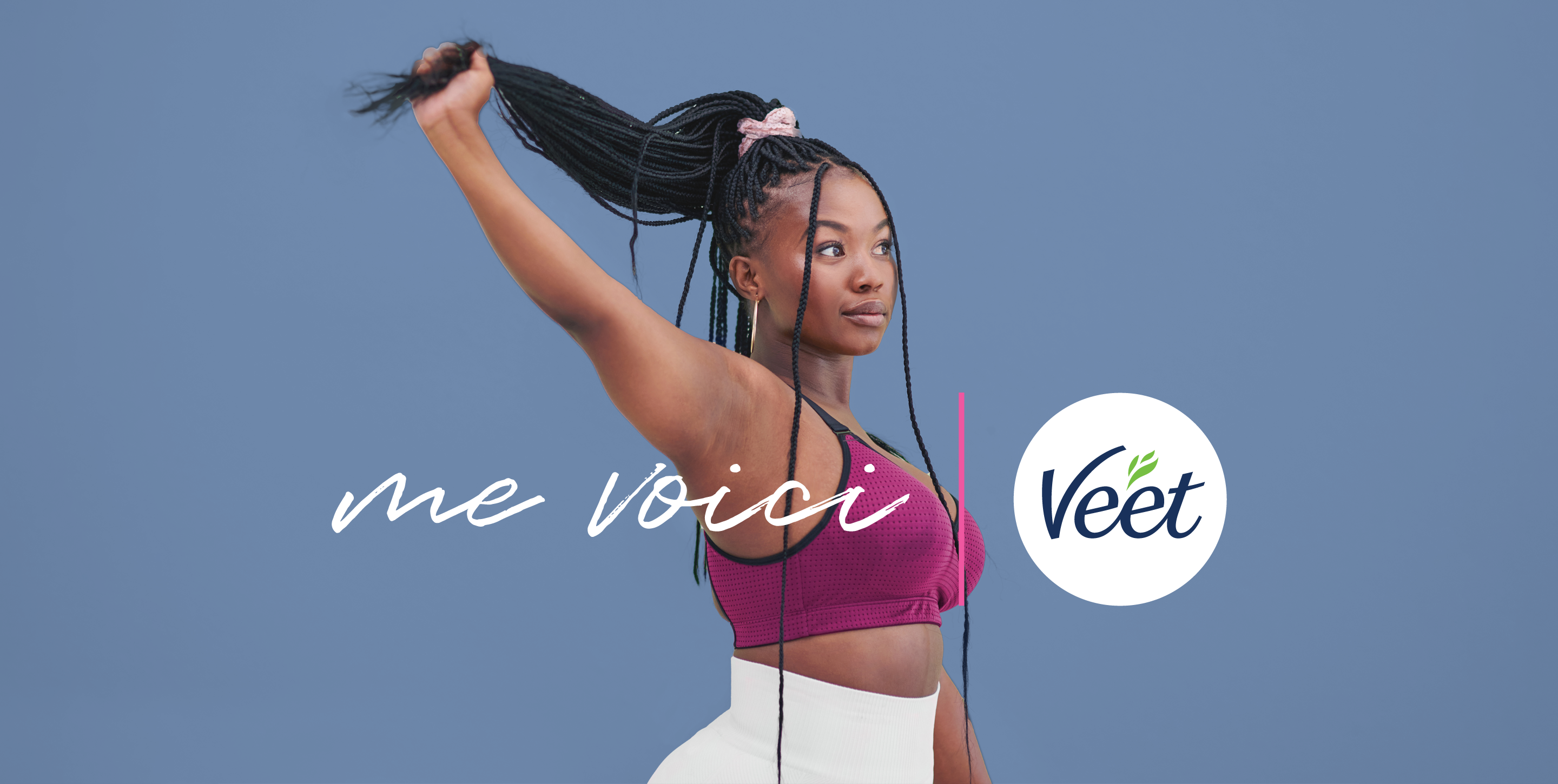 Une fille s’étire le bras et montre son aisselle avec le texte « Me voici » et le logo Veet.